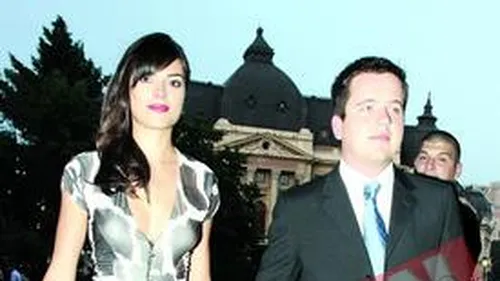 Fabulosul Costelus o bombarda cu telefoane pe Miss Maxim