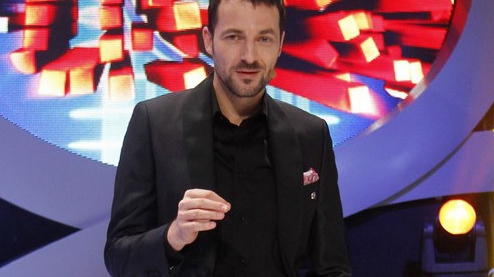 Nu credeai că o să o vezi şi pe-asta! Mişcarea #rezist a ajuns şi la Antena 1! Cine a avut curajul să se afişeze aşa