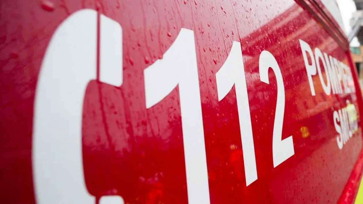 Moarte cumplită! O femeie din Prahova a decedat după ce o bucată de tablă smulsă de vânt a tăiat-o la gât