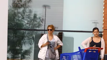 Greu de spus care-i mama, care-i fata! Seamana perfect, pacat ca nu se si inteleg la fel! Intra sa vezi despre cine este vorba!