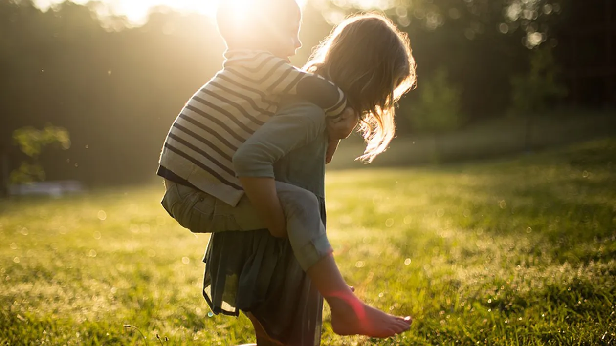 Un bărbat din Galați a ademenit două fetițe aflate într-un parc. Ce le-a obligat individul să-i facă pentru a-și satisface poftele bolnave