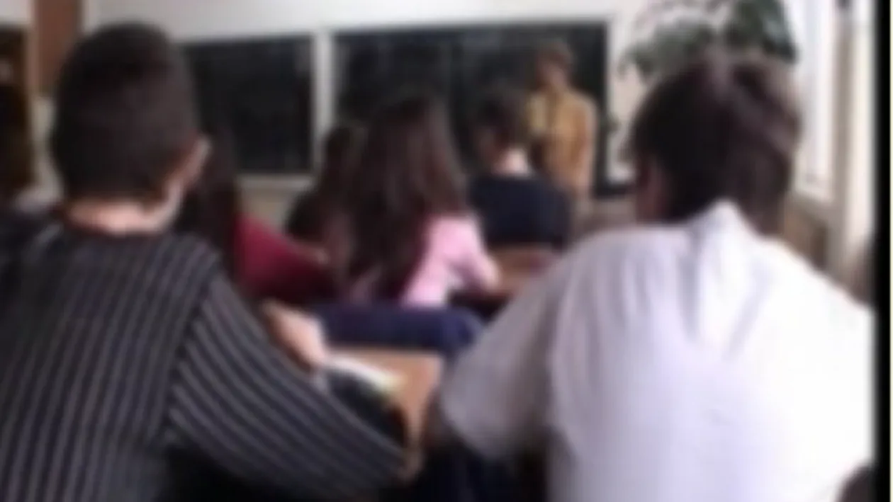 Scandal sexual in invatamantul romanesc! O directoare de scoala a pozat provocator!