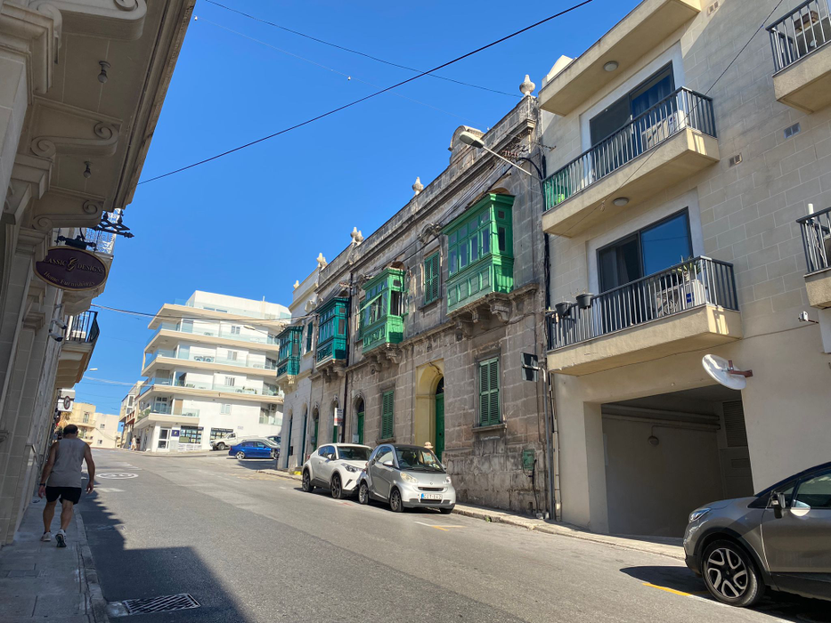 Așa arată un concediu de 8.200 lei în Malta! Ce au primit să mănânce doi turiști români în restaurantul unui hotel de 4 stele din Mellieha