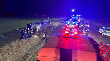 Plan roșu activat! Un autocar cu 44 de pasageri s-a răsturnat