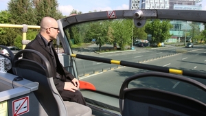 “Brad Pitt” este in Romania! Vezi in ce ipostaza a fost surprins starul de la Hollywood intr-un autobuz RATB!