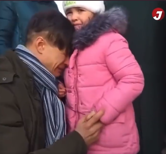 Momentul sfâșietor în care un tătic ucrainean își îmbrățișează fiica pentru ultima dată. El rămâne să lupte pentru țară