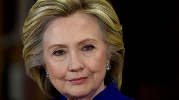 HILLARY CLINTON a căzut din picioare! A fost luată pe sus în stare de inconştienţă