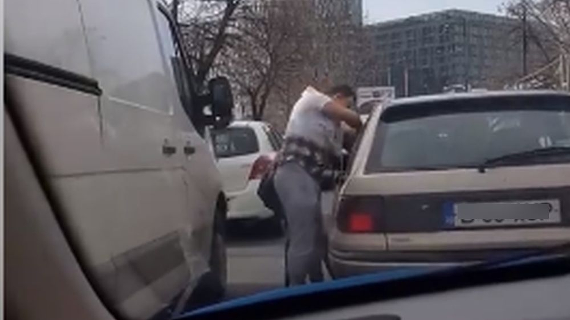 Un șofer care a tăiat calea mai multor mașini s-a enervat că a fost claxonat pentru acest gest! S-a dat jos din mașină și a împărțit pumni în stânga și în dreapta! Incredibil ce a făcut soția șoferului bătăuș VIDEO