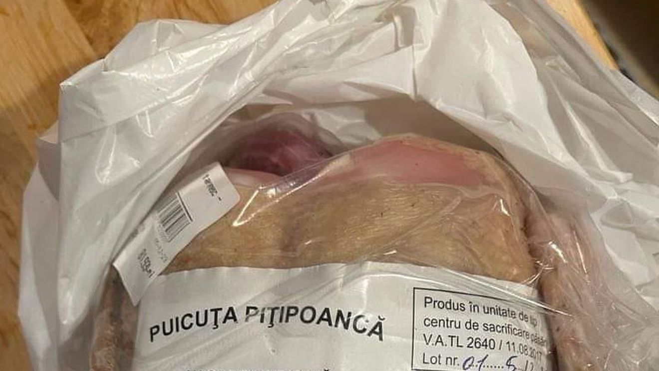Aluzii erotice pe eticheta carcaselor de pui vândute în anumite supermarketuri: „Codița ridicată, pieptul cam bombat”