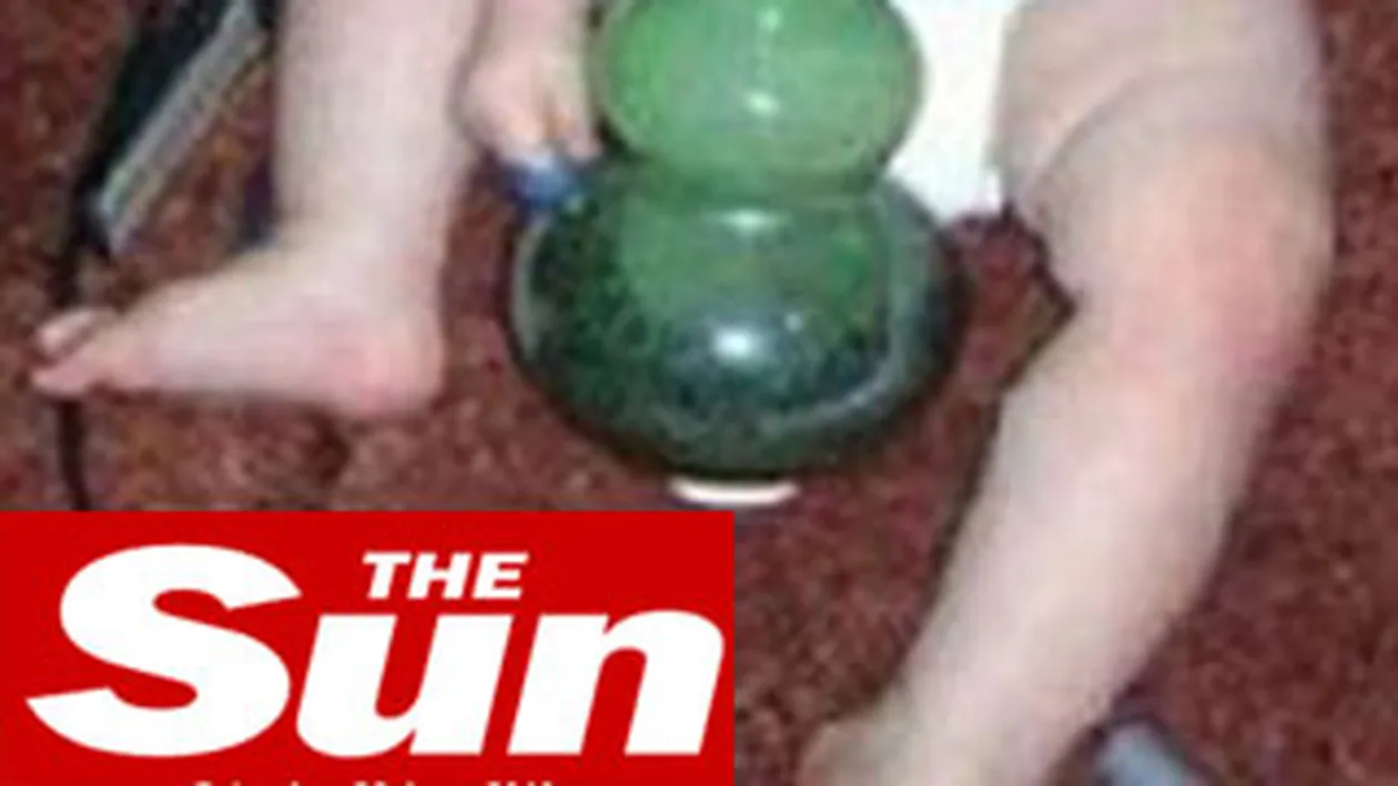 O fetita de 11 luni fumeaza narghilea in care se prepara drogurile