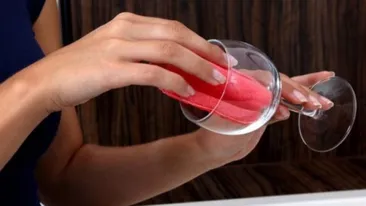 Cum să cureți paharele ca să rămână fără urme. Secretul din bucătărie