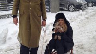 VIDEO Andreea Banica, trasa cu saniuta de un cunoscut portar de la noi! Cine crezi ca a plimbat-o astazi prin zapada?