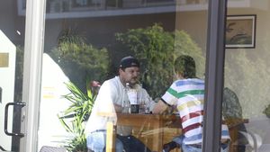 VIDEO EXCLUSIV. Dorel & Bobiţă din Las Fierbinţi au ieşit cu băieţii la o ”cârciumă” de fiţe! Şi-au făcut talentul la un sushi, apoi…