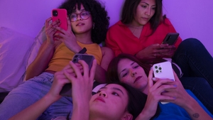De la ‘rage bait’ la ‘vibe coding’: 2025 a fost anul în care internetul a vorbit pe limba Gen Z