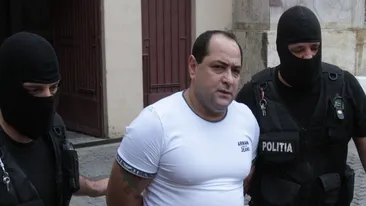 Sandu Geamănu face asta în fiecare noapte! Îşi terorizează colegii de celulă!