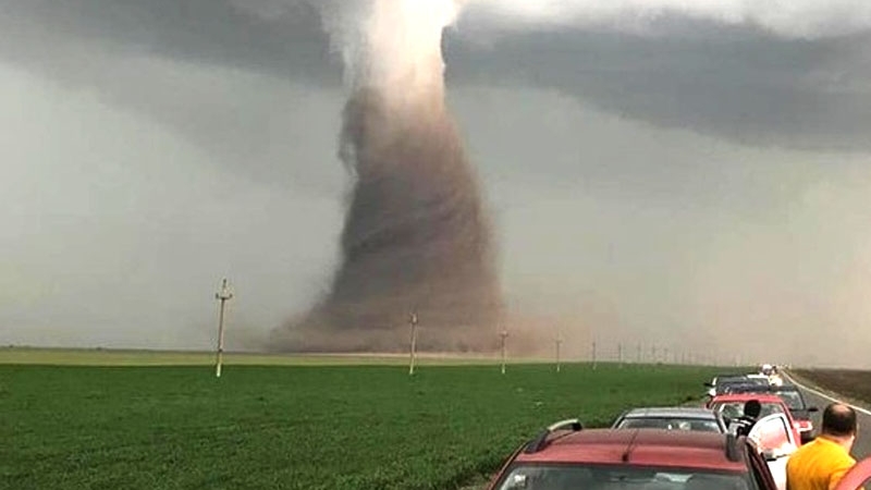 Guvernul a făcut anunțul! Se vor acorda ajutoare de urgență pentru familiile cu gospodăriile distruse de tornadă