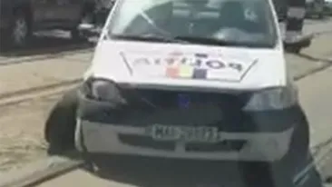 Li se intâmplă si lor! O masină de politie a fost implicată într-un accident şi a rămas fără o roată pe linia de tramvai