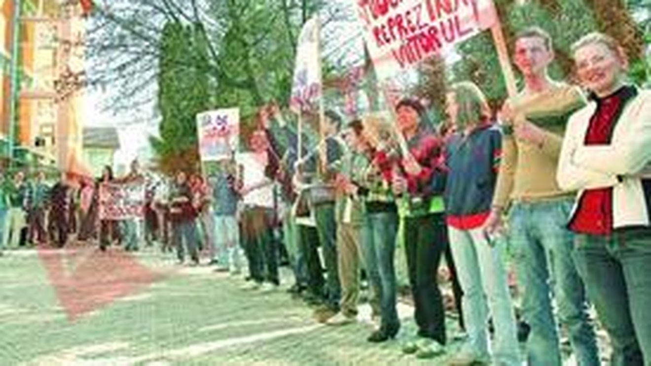 Au impartit gogosi si au aprins lumanari