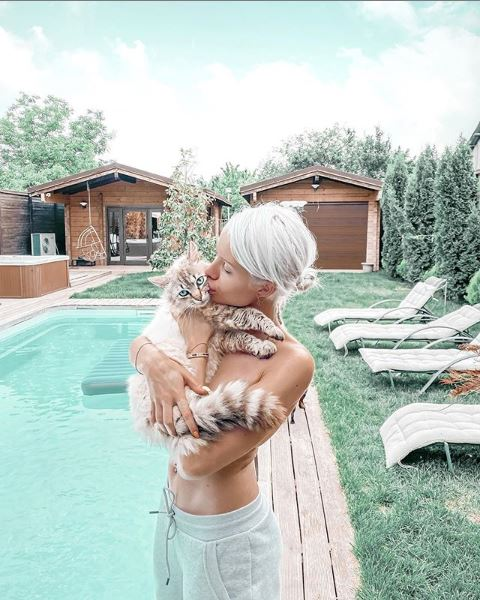 Carmen Grebenișan, surprinsă topless pe marginea unei piscine! Imaginea cu fosta concurentă de la Asia Express i-a înnebunit pe bărbați