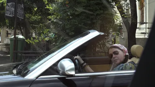 Nu de curent ii e frica Ritei Muresan cand circula cu decapotabila! Vezi de ce poarta pe cap o basmaluta!