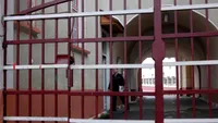 Gest şocant! Un deţinut din Penitenciarul Bacău, condamnat pentru viol, a ajuns la spital cu gâtul tăiat