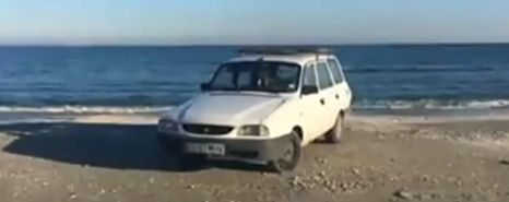 Amendă uriaşă pentru o maşină lăsată pe plajă! Proprietarul unei Dacii 1310 are de plătit mai mult decât valorează maşina