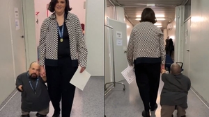 Povestea cuplului atipic, devenit viral: ea are 177 cm, el 91 cm. S-au căsătorit în ciuda diferenței bizare