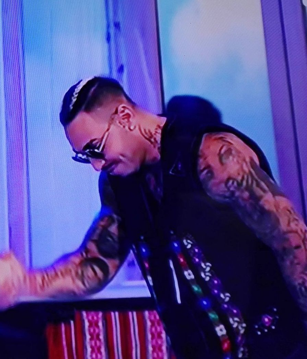 ALEX VELEA, schimbare de look! Cum a apărut cântăreţul în direct