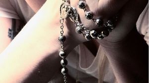 Lady Gaga le-a dat replica fanilor care au acuzat-o că se preface că are dureri groaznice. Mesajul emoţionant al vedetei
