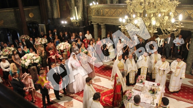 Primele imagini cu Elena Basescu mireasa! Presedintele Romaniei, coplesit de solemnitatea slujbei oficiate de 12 preoti! Basescu rezista greu emotiilor