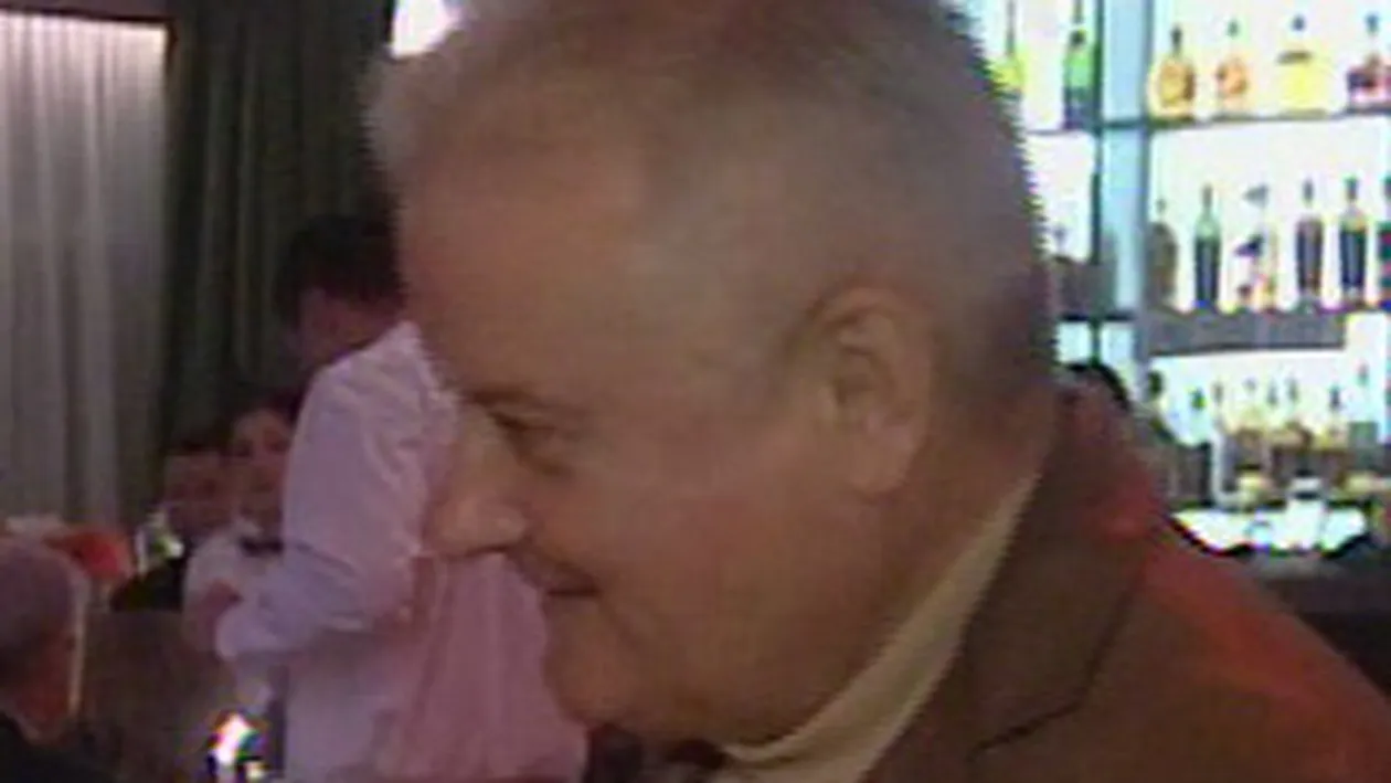 VIDEO Columbeanu a lasat fitele deoparte! A preferat jumarile si painea cu untura in locul altor delicatese la o petrecere!