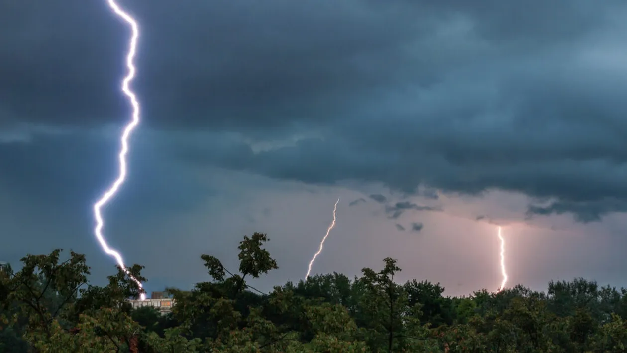 Alertă meteo în toată țara! Ciclonul Erminio aduce furtuni, vânt puternic și ninsori la munte