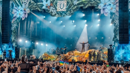 UNTOLD 2024. Sam Smith a „incendiat” scena cu spectacolul său controversat. Publicul a „explodat” în urale