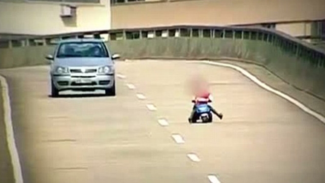 Imagini realizate pe autostrada! Un baietel de doar 8 ani a iesit asa in fata masinilor! Totul a fost filmat, iar sfarsitul este..