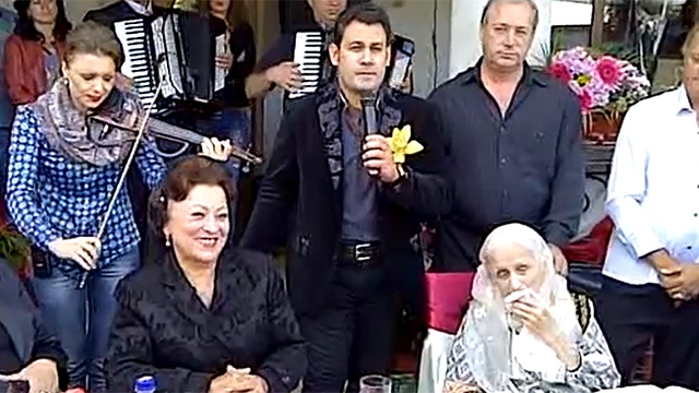 VIDEO Invitat-surpriză la ziua bunicii lui Ionut Dolănescu! Vezi cine a venit la ziua bătrânei care a implinit ieri 101 ani