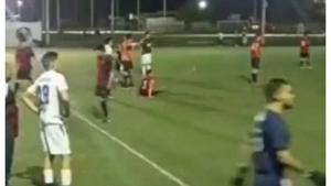 Antrenor de fotbal, ucis în timpul unui meci. Scene bulversante pe teren VIDEO