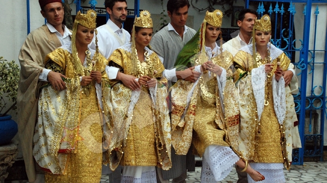 Bote isi marita ucenicele in Tunisia! Uite cum arata fetele de la Next Top Model in costume de peste 10 kg