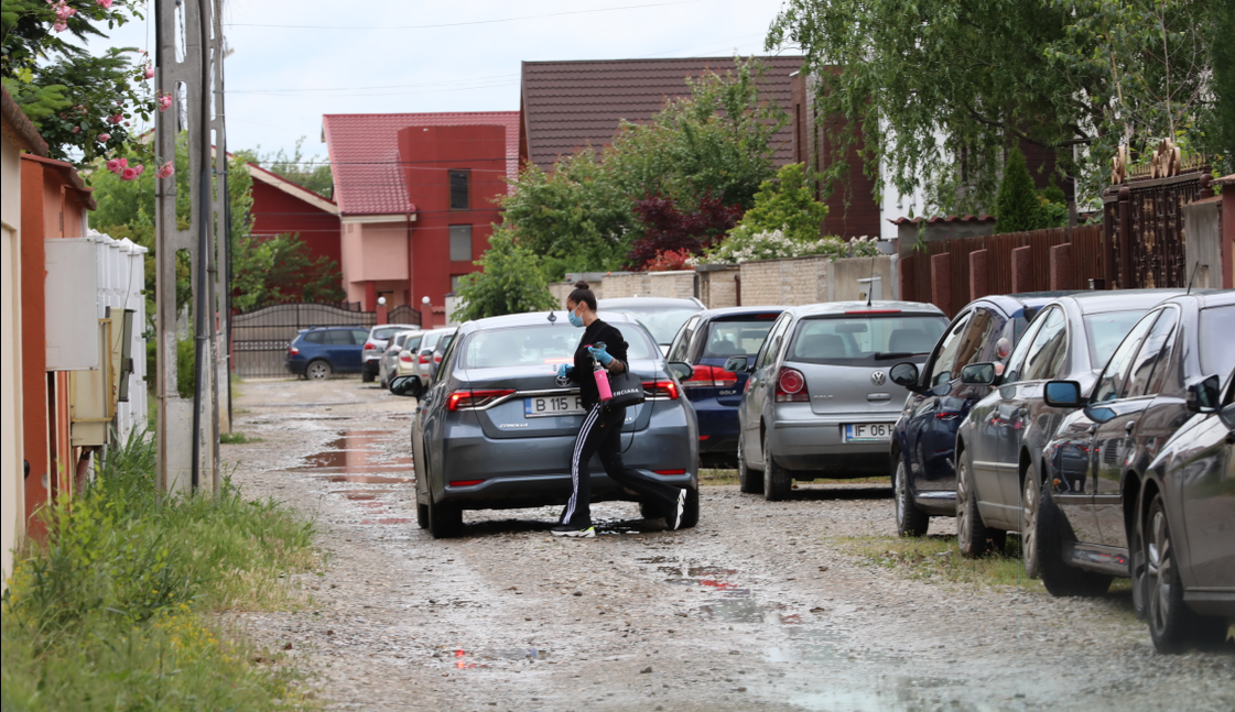 Ștefania a terminat cumpărăturile în oraș și a revenit acasă