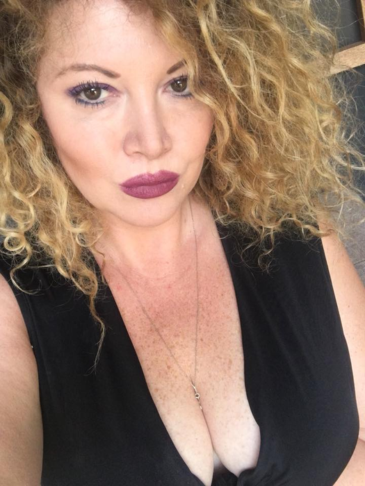 Oana Lis, în depresie din cauza problemelor de sănătate ale lui Viorel Lis. Ipostaza în care a fost surprinsă în miez de noapte