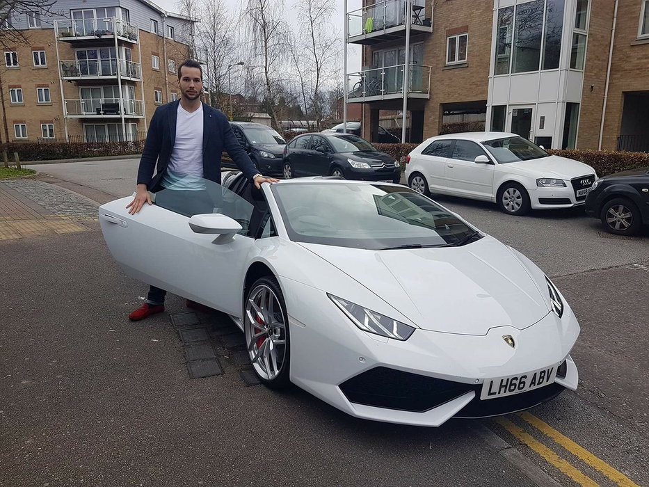 Imagini fabuloase cu averea lui Tristan Tate, bărbatul pe care Bianca Drăgușanu l-a sărutat