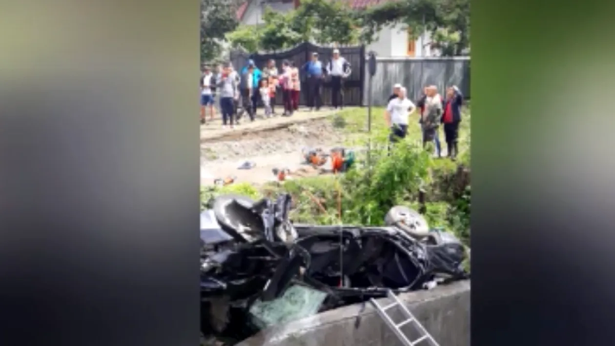 Accident grav în Bacău! O mașină s-a izbit de un parapet. Doi morți și două persoane grav rănite