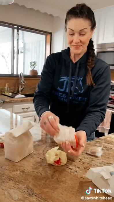 O femeie a păstrat un cheeseburger și cartofi prăjiți de la McDonald’s timp de 17 ani ca să vadă ce se întâmplă cu acestea! Filmarea cu produsele a devenit virală | VIDEO