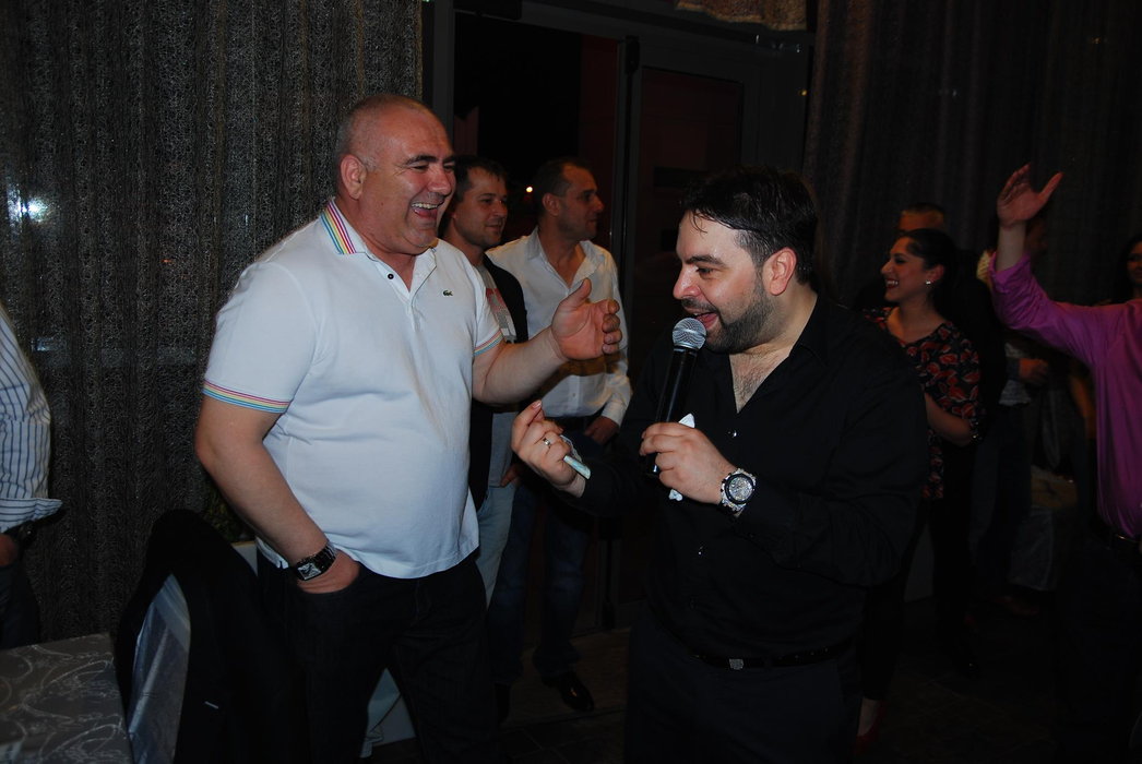 Viorel, zis "Naşul", este extrem de apropiat de foarte mulţi manelişti, în special de Florin Salam şi Denisa Răducu