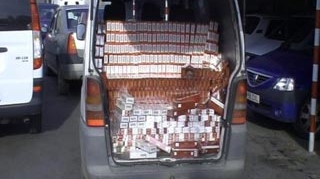 Un sofer care transporta 5.000 de pachete cu tigari de contrabanda a fost retinut cu focuri de arma