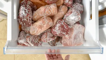 Puțini români știu acest lucru! Câte luni poate fi păstrată carnea de porc în congelator, de fapt
