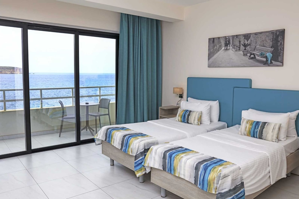 Așa arată un concediu de 8.200 lei în Malta! Ce au primit să mănânce doi turiști români în restaurantul unui hotel de 4 stele din Mellieha