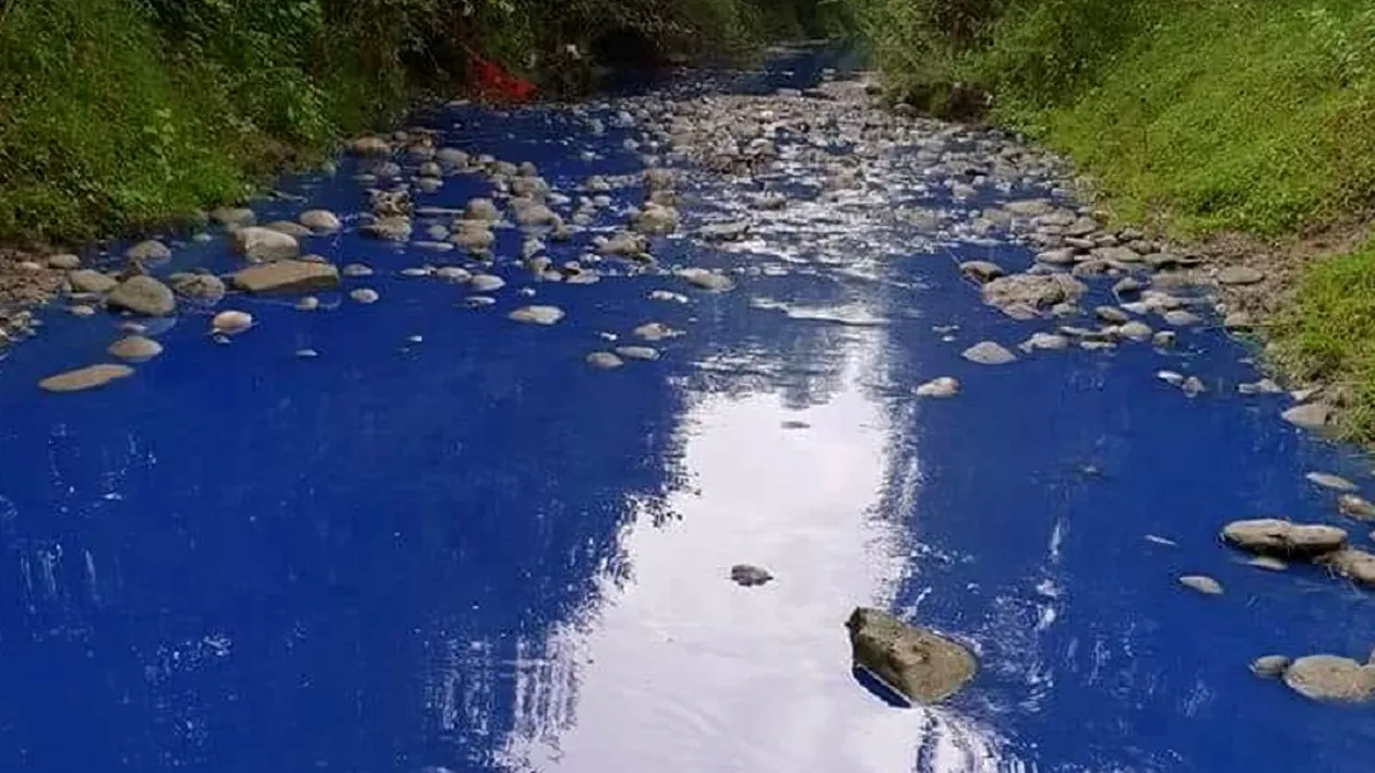 Un dâmbovițean a fotografiat un râu ca cerneala, iar imaginile au devenit virale