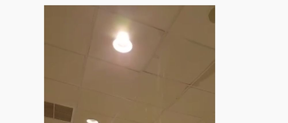 Plouă prin tavanul aeroportului din Craiova! Imagini surprinse de un pasager