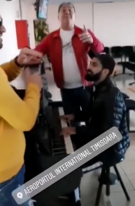 Vali Vijelie și formația, show în aeroport