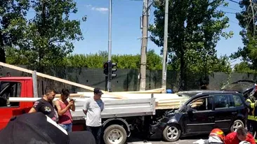 Ultima oră. Accident grav pe șoseaua Colentina, în Capitală. Un autoturism s-a izbit în plin de un autovehicul care transporta lemne. Imagini șocante